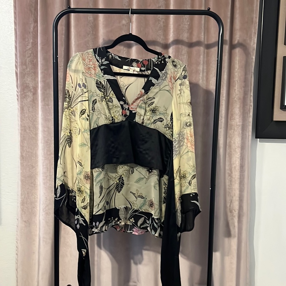 Swaui 100% silk, 3/4 Sleeve, V-neck
Floral Print, small, good condition